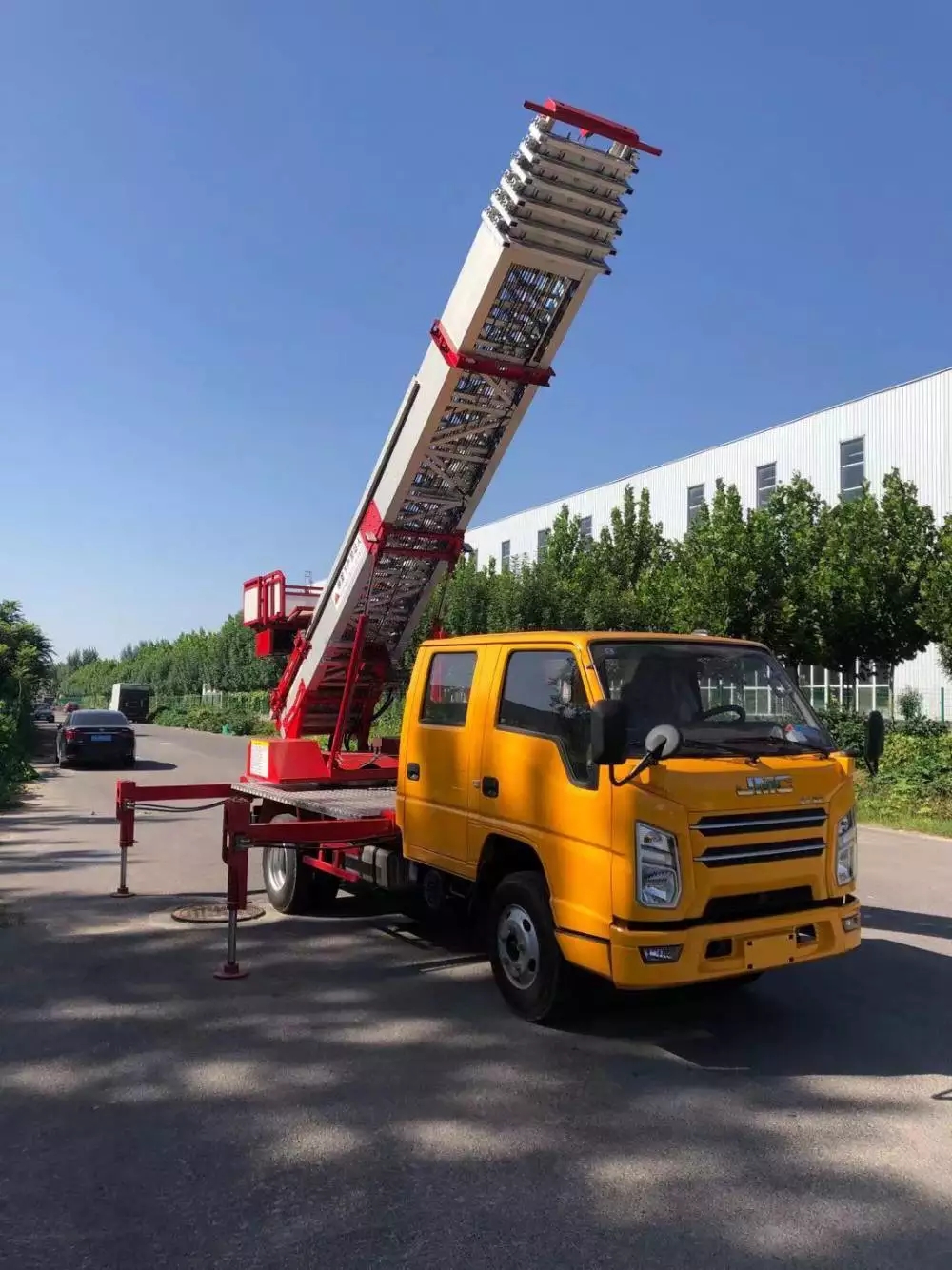 嵊州附近的云梯车出租服务：轻松解决高空作业需求